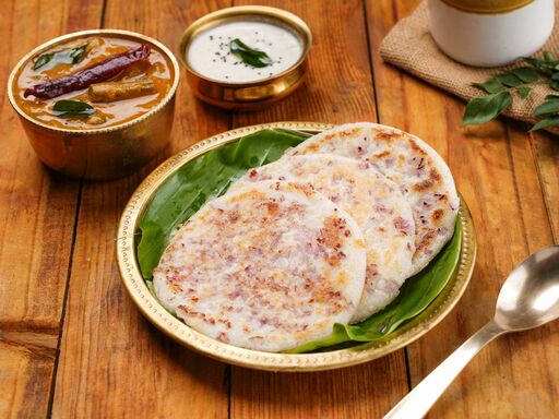 Onion Uttapam With Chutney