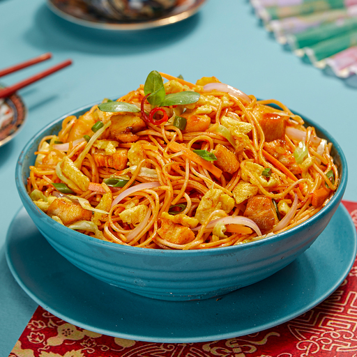 Chicken Schezwan Noodles - Half (500 Ml)